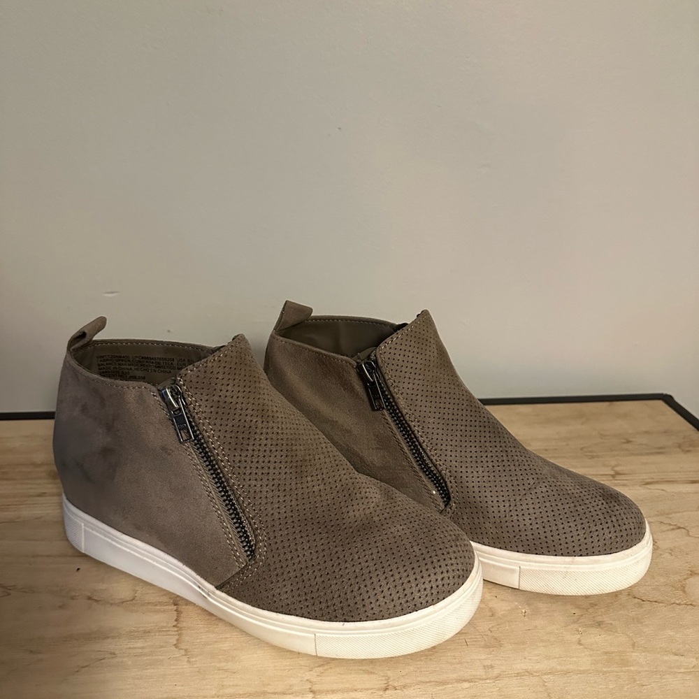 Grey/tan wedge memory foam sneakers, size 6 1/2
